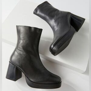 UO Lara Zip Up Boot size 9